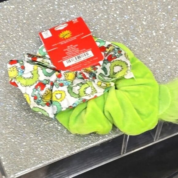 The Grinch Christmas 2024 Hair Scrunchie Set - Picture 6 of 6
